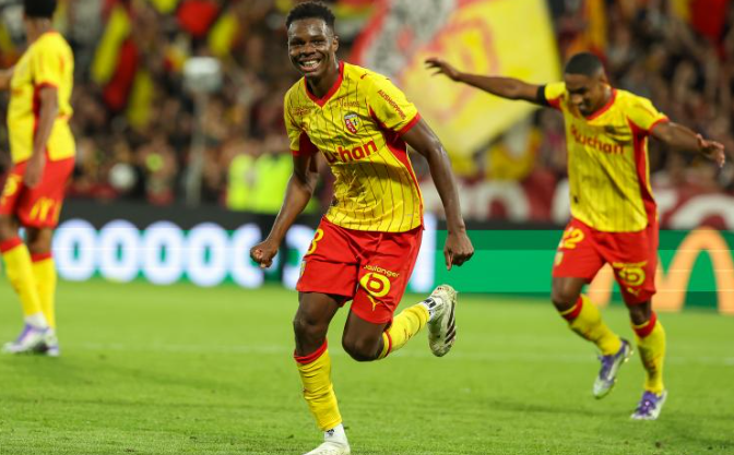 Gjiganti spanjoll vëzhgon mesfushorin e Lens