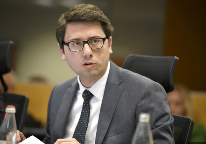 Hekuran Murati reagon ndaj kritikave të opozitës: “Kur thonë se na ka izoluar Qeveria Kurti, mjafton të kujtojmë kohën kur duheshin 6 muaj për vizë”