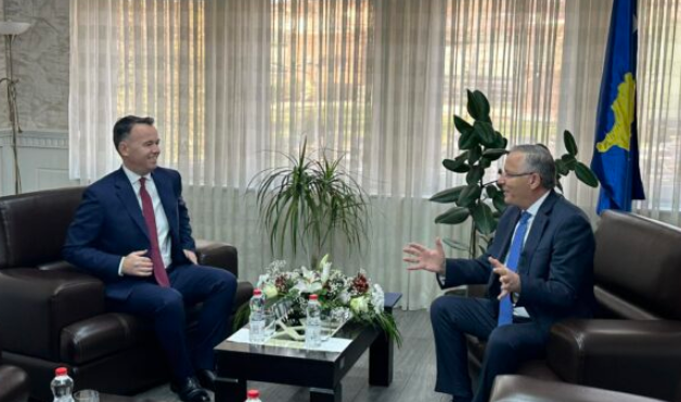 Gjest i lartë i Bedri Hamzës, e pret me dashamirësi, e uron dhe ia dorëzon mandatin Faton Pecit Gjest i lartë i Bedri Hamzës, e pret me dashamirësi, e uron dhe ia dorëzon mandatin Faton Pecit