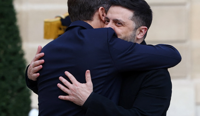 Zelensky në Paris, takohet më Macron. Negociatori amerikan shkon në Moskë