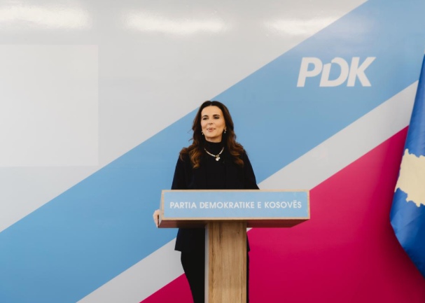 Vlora Çitaku i përgjigjet Kurtit me ironi: “Mos na e qaj dertin neve, Albin” – përplasjet politike intensifikohen para 28 dhjetorit Vlora Çitaku i përgjigjet Kurtit me ironi: “Mos na e qaj dertin neve, Albin” – përplasjet politike intensifikohen para 28 dhjetorit