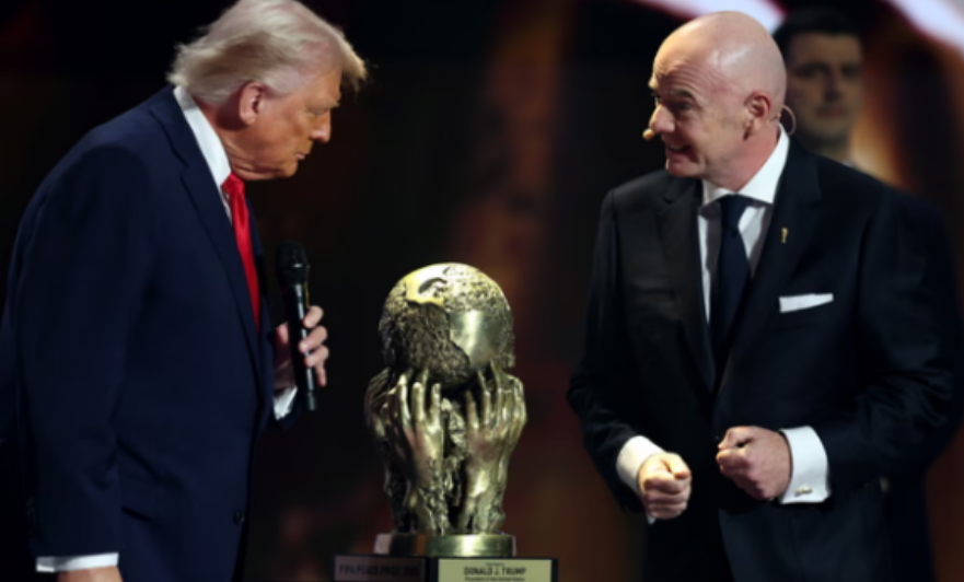 Presidenti amerikan Donald Trump nderohet me çmimin e “Paqes” nga FIFA – në video përmendet edhe Kosova Presidenti amerikan Donald Trump nderohet me çmimin e “Paqes” nga FIFA – në video përmendet edhe Kosova