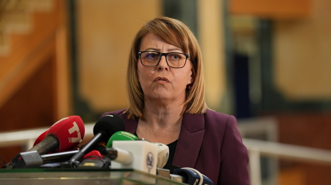 Hykmete Bajrami kritikon qeverinë Kurti: “Çmimet u rritën 300%, bizneset në vështirësi – punëtorët pa paga më të mira”