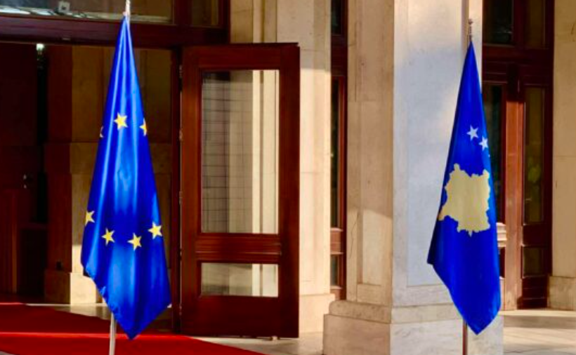 Brukseli e ndryshon “planin”, nga heqja graduale tani planifikon t’ia largojë gjysmën e masave Kosovës?