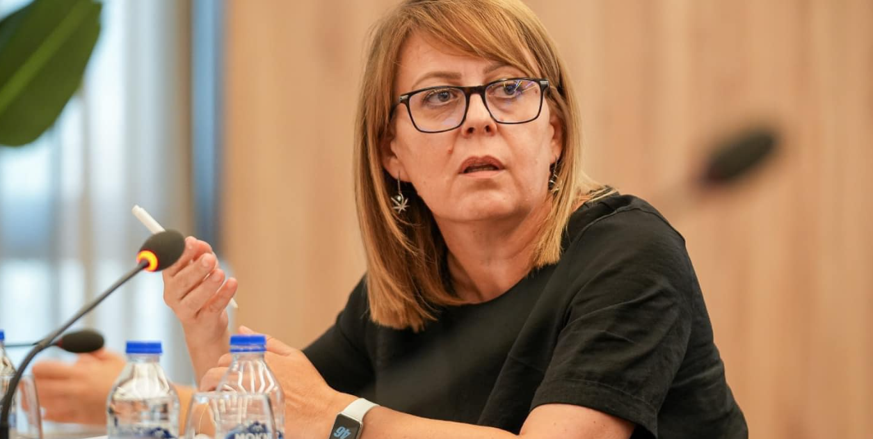 Hykmete Bajrami reagon ashpër: “Shpifjet për gurthyes nuk kalojnë – po tentoni të largoni vëmendjen nga Mafia Energjetike”