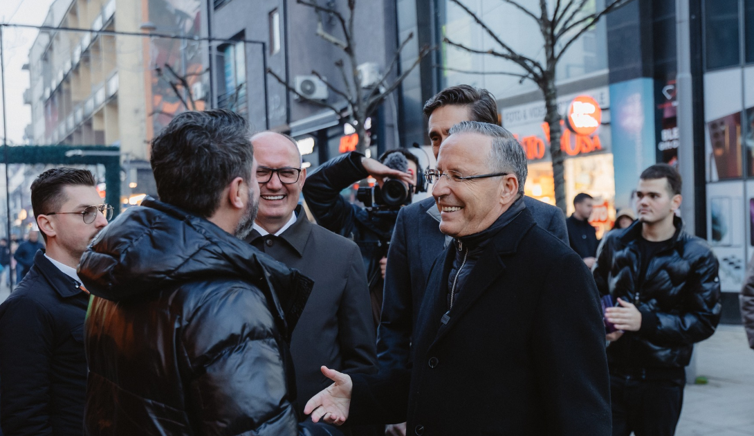 Hamza shpërndan fletushka në Ferizaj: Pesë zotime të qarta për vitin 2026