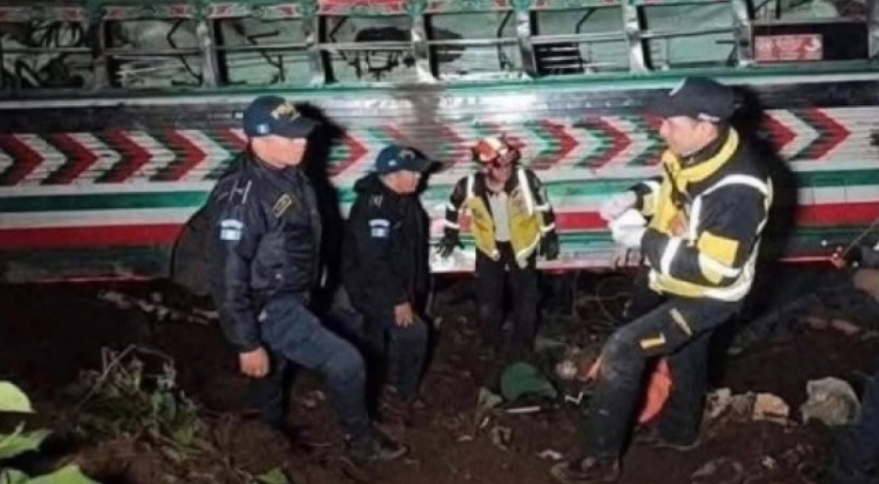 Të paktën 15 të vdekur në Guatemalë ndërsa autobusi bie në përrua Të paktën 15 të vdekur në Guatemalë ndërsa autobusi bie në përrua