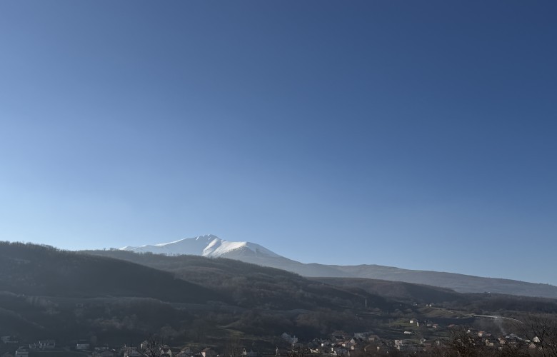 Sot mban mot i vranët dhe me intervale me diell