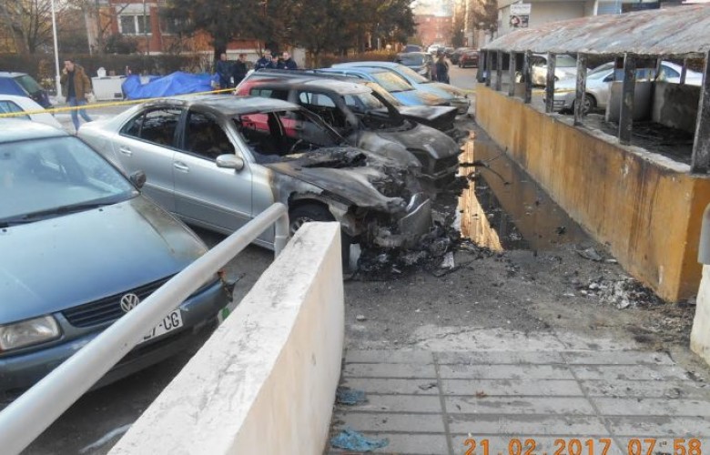 Ndez zjarrin, marrin flakë pesë vetura në Prishtinë