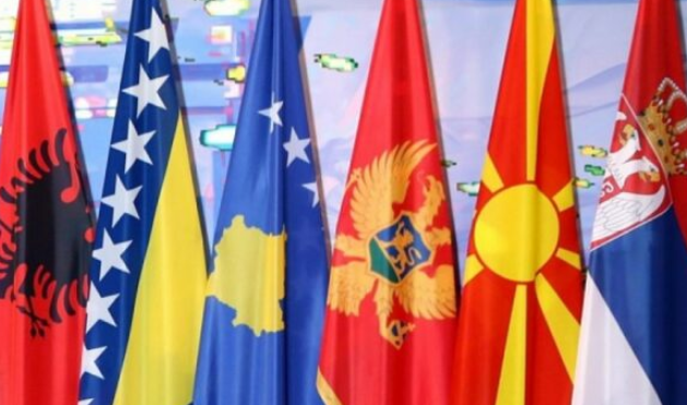 DW: Ballkani Perëndimor ende në pikë kritike, Serbia shihet si pengesë për anëtarësimin e Kosovës në BE