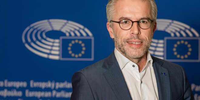 Eurodeputeti holandez pas heqjes së masave ndaj Kosovës: Të procedohet aplikimi për vend kandidat