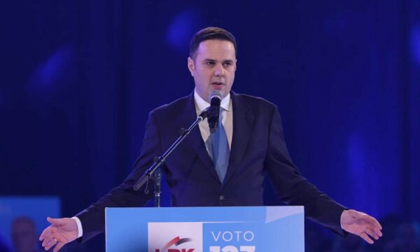 Abdixhiku premton: Paga 1000 euro për mësuesit dhe 900 euro për policët, zjarrfikësit e ushtarët