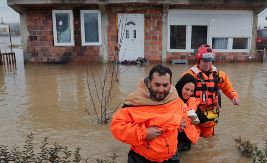 The Guardian shkruan për përmbytjet në Kosovë: Bllokuan njerëzit nëpër shtëpi dhe ndërprenë furnizimin me ujë