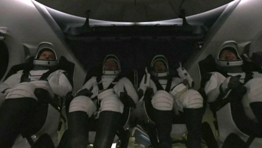 Astronautët e NASA-s kthehen në Tokë pas trajtimit mjekësor në Stacionin Hapësinor