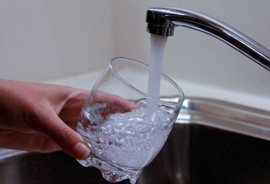 IKSHPK tregon për situatën me ujin e pijshëm pas vërshimeve: ku mund të pihet, ku nuk rekomandohet të pihet