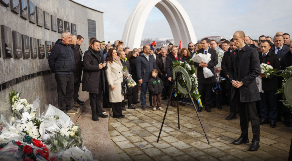 Ambasada e SHBA-së përkujton viktimat e Reçakut: Ruajtja e së vërtetës dhe dinjitetit njerëzor është thelbësore