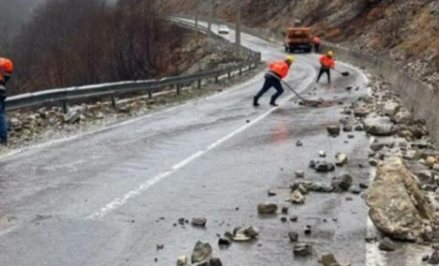Vështirësi në qarkullim në disa rrugë për shkak të vërshimeve, policia u bën thirrje shoferëve për kujdes të shtuar