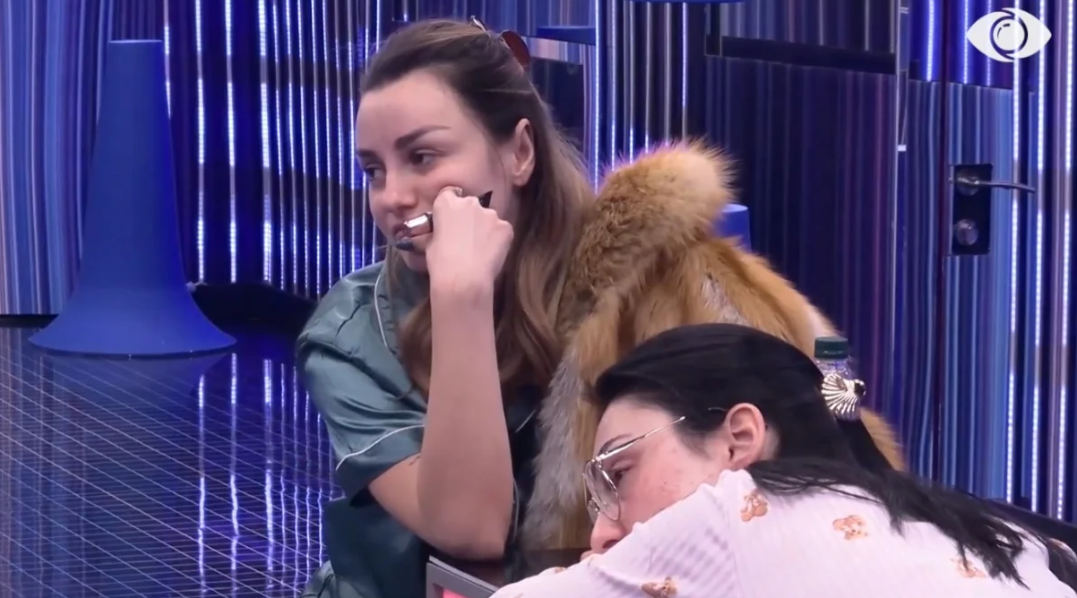 “Ti që s’di ku ke varrin e babit, puthesh me çunat te Myslym Shyri”/ Përplasje të ashpra në shtëpi, Stelina-Inës: Femër që futesh mes çifteve