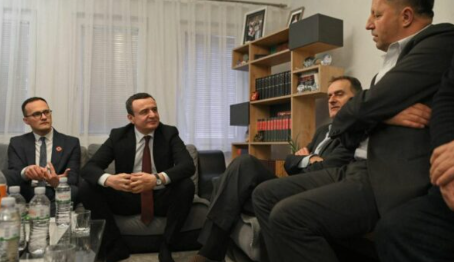 Vizitat te familjarët e Jusuf Gërvallës e Kadri Zekës, Kurti e takon aty edhe figurën e PDK’së