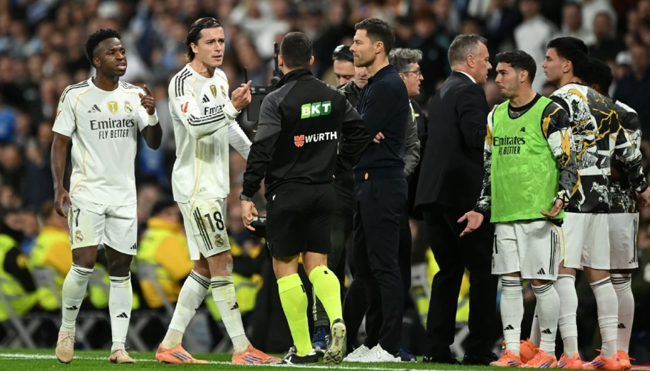 Si e morën vesh lojtarët e Real Madridit për largimin e Xabi Alonsos Si e morën vesh lojtarët e Real Madridit për largimin e Xabi Alonsos