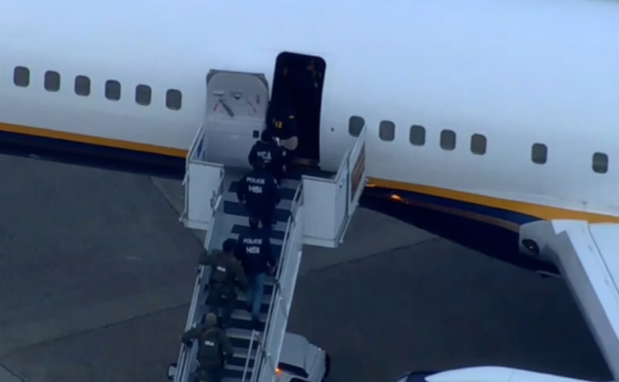 Maduro me gruan e tij mbërrijnë në një bazë ushtarake në New York, pritet të përballen me akuza për drogë dhe armë