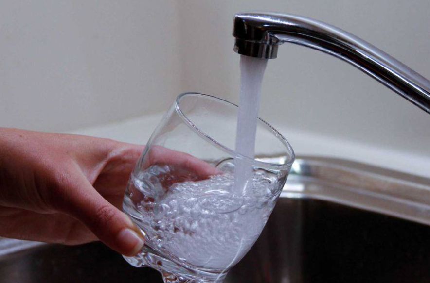 IKSHPK: Uji i pijshëm në shumicën e komunave i sigurt, por disa zona ende me turbullira