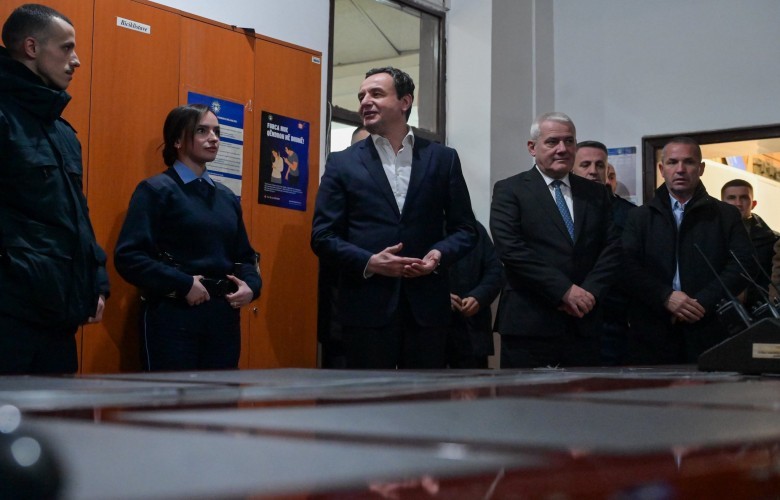 Në ndërrimin e vitit, Kurti vizitoi zyrtarët policorë që janë në detyrë