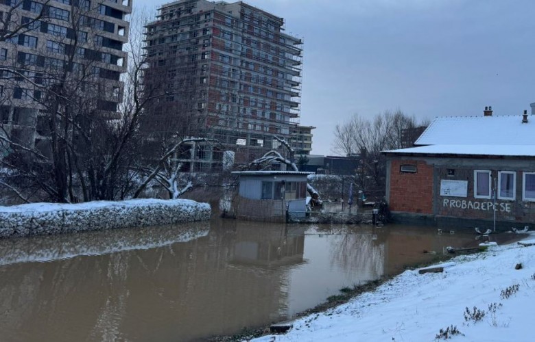 Evakuohen 10 familje nga lagja 2 Korriku në Mitrovicë