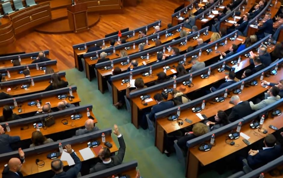 Kushtetuesja rrëzon 12 vendime të Kuvendit të kontestuara nga deputetët e PDK-së