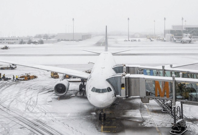 Moti i keq-Mbyllen disa prej aeroporteve në Europë, ndërpriten fluturimet