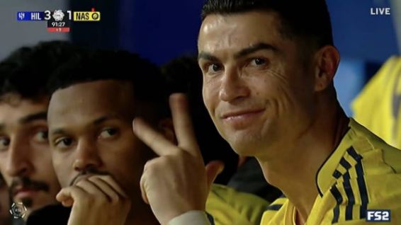 Tërbohet Cristiano Ronaldo, buzeqeshje sarkastike dhe gjesti i vjedhjes pas humbjes Tërbohet Cristiano Ronaldo, buzeqeshje sarkastike dhe gjesti i vjedhjes pas humbjes