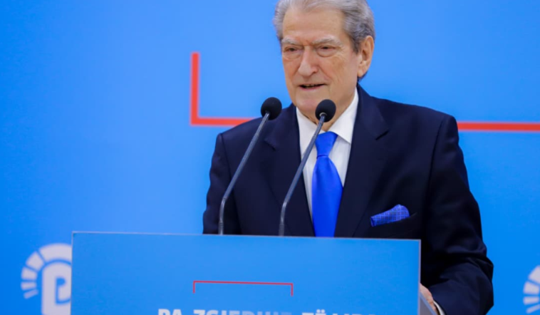 Pak orë nga protesta, Berisha thirrje qytetarëve: Bashkohuni me uraganin e madh të shpresës dhe fitores së opozitës