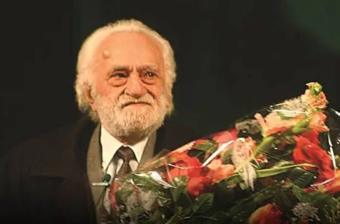 19 vite pa kolosin e skenës dhe ekranit, aktorin Kadri Roshi 19 vite pa kolosin e skenës dhe ekranit, aktorin Kadri Roshi