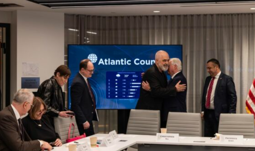 Rama në AC diskuton me zyrtarë të dikurshëm të DASH, përfshirë ish- ambasadorin Hill, edhe shefja e SHISH aty