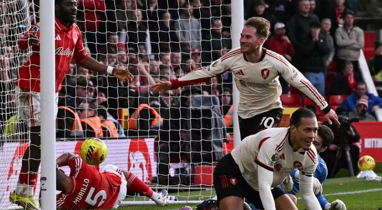 Liverpool mposht Nottingham Forest në një duel dramatik, vendos Mac Allister