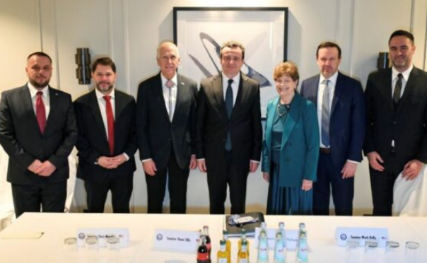 Kurti takon katër senatorë amerikanë, u flet për ‘‘rëndësinë’’ e dorëzimit të Radoiçiqit dhe tërheqjen e letrës së Brnabqit Kurti takon katër senatorë amerikanë, u flet për ‘‘rëndësinë’’ e dorëzimit të Radoiçiqit dhe tërheqjen e letrës së Brnabqit