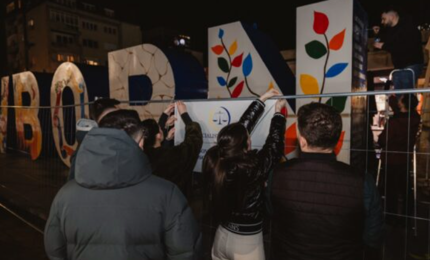 “Burgoset” NEWBORN-i, monumentit të pavarësisë i vendosen rrethojat e burgut të Gjykatës Speciale: Kosova e burgosur!