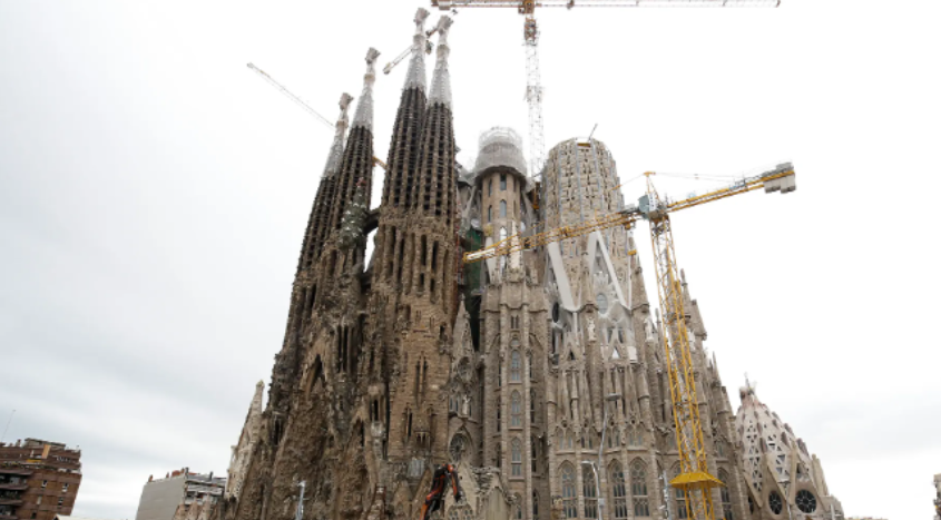 “Sagrada Familia”, kisha më e lartë në botë. Vendoset pjesa e fundit e kullës qendrore 144 vite pas nisjes së punimeve