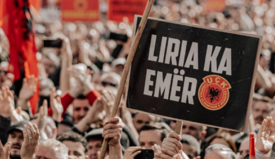 Interesim i jashtëzakonshëm: protesta dhe procesi në Hagë tërheqin vëmendjen e mediave nga Kosova, Shqipëria, rajoni dhe bota