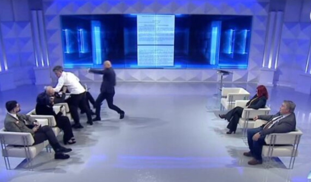 Plas sherri në “Opinion”, Albatros Rexhaj i thotë mbylle gojën, Berat Buzhala i shkon te karriga për ta goditur