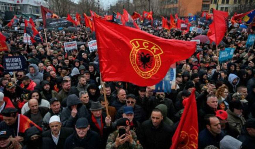 Al-Jazeera raporton për marshin masiv në mbrojtje të ish-krerëve të UÇK-së