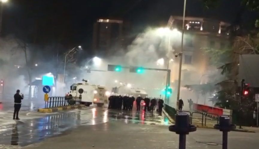 Reuters raporton për protestën e PD’së në Shqipëri: Akuzat për korrupsion nxisin përplasje mes policisë e protestuesve