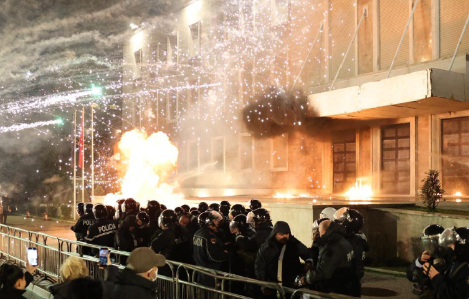 Tensione në protestën e opozitës, hidhen molotov e fishekzjarre në drejtim të Kryeministrisë