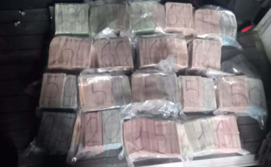 1 milion euro të futura nëpër qese u zbuluan përmes skanimit në Merdarë, i dyshuari polic i Shqipërisë