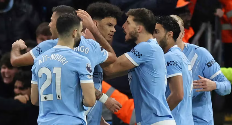 City mposht Newcastle-n, dy pikë larg Arsenalit