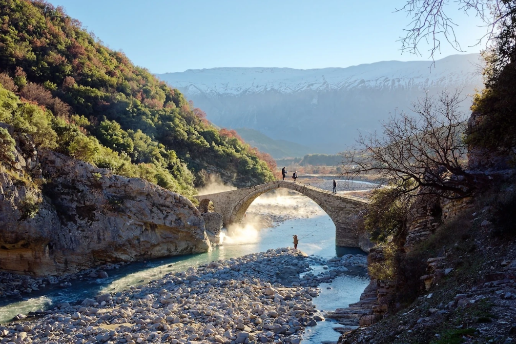 Revista britanike “Time Out”: Vizitoni perlën e Ballkanit, Shqipëria – destinacioni me kosto të ulët, bregdet magjepsës dhe Alpe mahnitëse