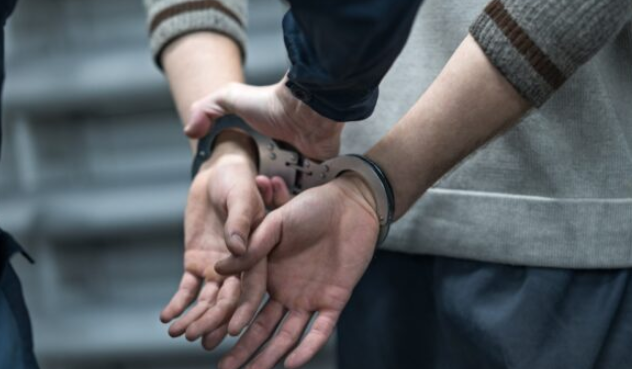 Arrestohet i dyshuari për vjedhjen e arit me vlerë 1 mln euro në Prishtinë, në banesë iu sekuestrua një diamant