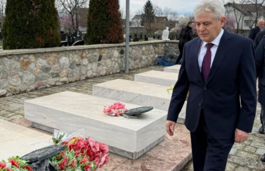 Ahmeti nderon dëshmorët e Prilepit të Deçanit në përvjetorin e Epopesë Ahmeti nderon dëshmorët e Prilepit të Deçanit në përvjetorin e Epopesë