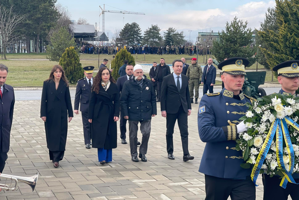 Krerët e shtetit bashkë me Rifat Jasharin bëjnë homazhe te obelisku i UÇK-së në Kazermën “Adem Jashari”