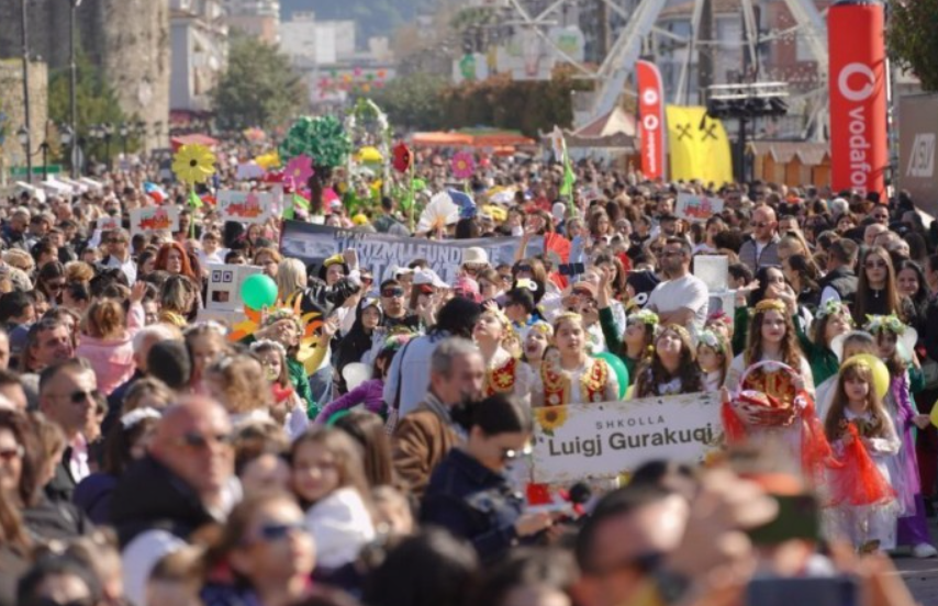 Dita e Verës festohet në Elbasan dhe Tiranë me qindra qytetarë e turistë